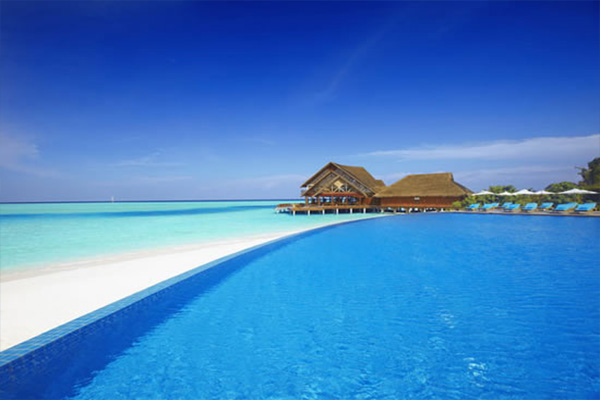 Infinity Pool de resort Anantara en Maldivas