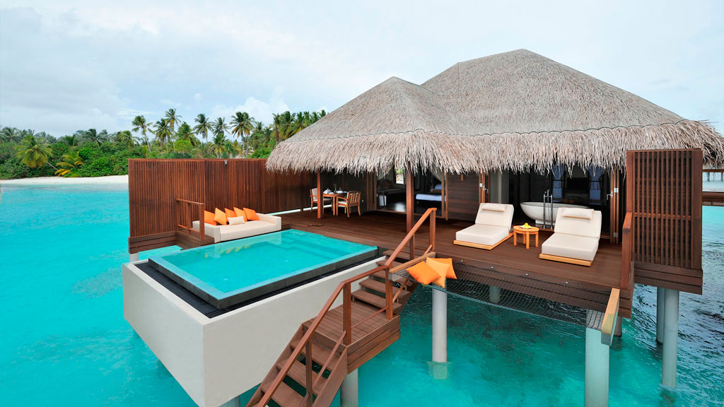 Disfruta de un lujoso bungalow sobre las cristalinas aguas de Maldivas