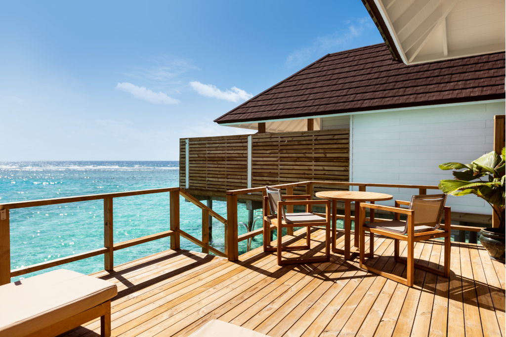 Terraza de la Grand Water Villa en Sun Siyam Olhuveli - Maldivas
