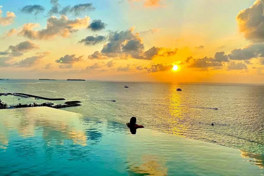 Vistas de Maafushi desde la piscina de Kaani Palm - Maldivas