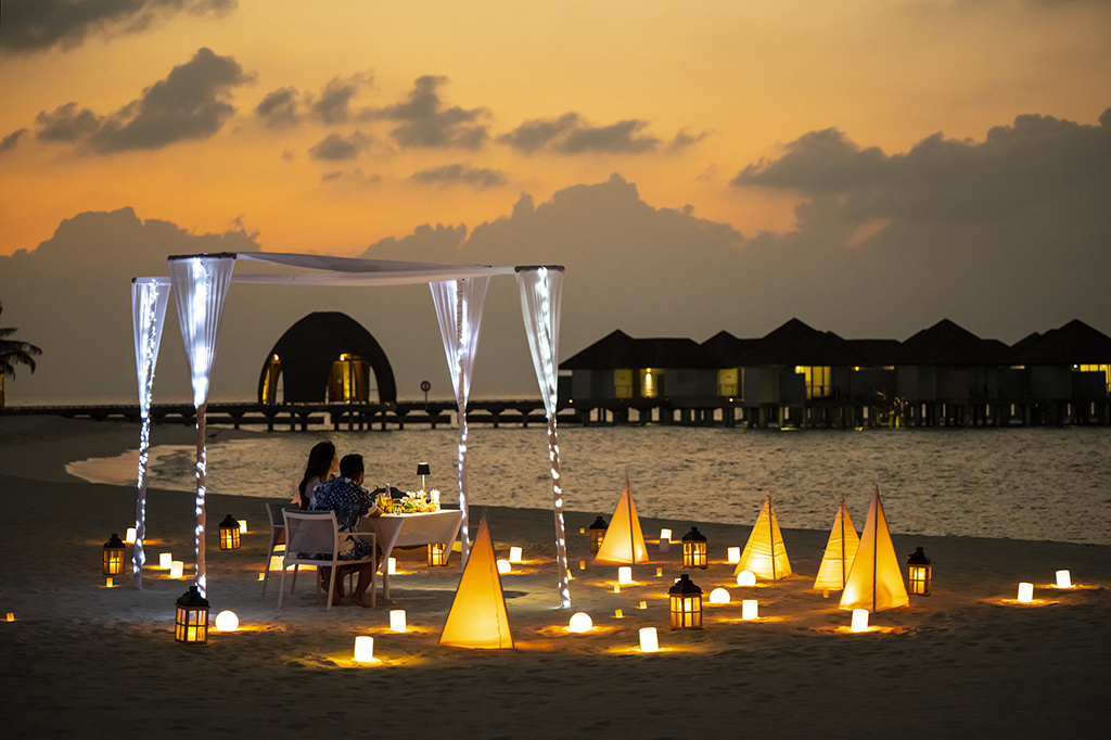 Cena en la playa, Outrigger Maafushivaru