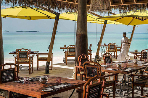 Restaurante Plates frente a la playa en Anantara Kihavah