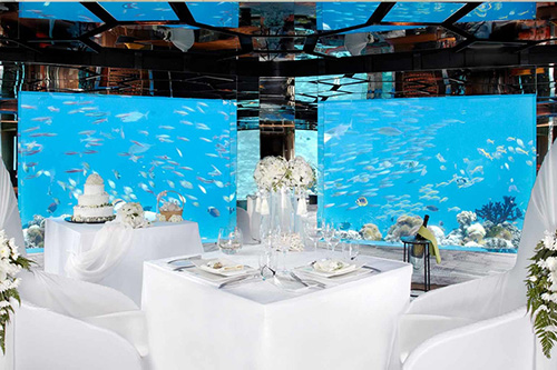 Interior del restaurante submarino SEA en Anantara Kihavah