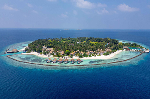 Vista aérea de la isla de Bandos Maldives y su arrecife