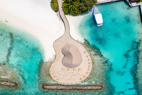 Deck de Huvan al atardecer sobre el océano en Bandos Maldives