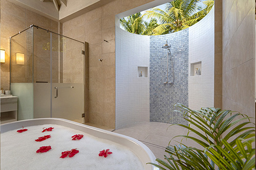 Baño de una Superior Villa en Bandos Maldives