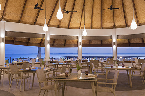Terraza sobre la laguna del Sea Breeze Café en Bandos Maldives