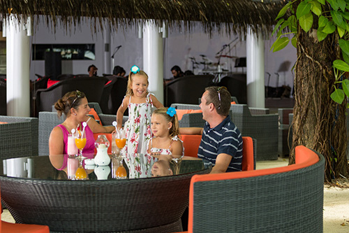 Sand Bar, bar de playa con ambiente animado en Bandos Maldives