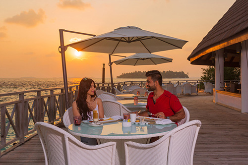 Terraza del Sea Breeze Café sobre la laguna en Bandos Maldives