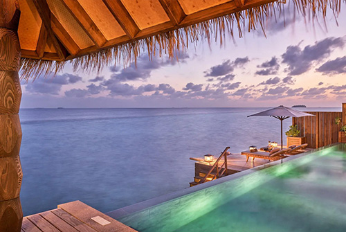 Terraza y piscina privada de una Luxury Water Villa with Pool sobre la laguna