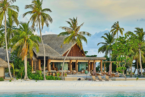 Mura Bar junto a la piscina principal en JOALI Maldives