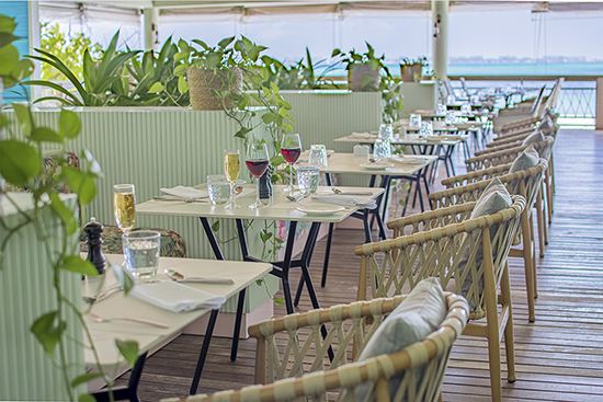 Maaga, restaurante principal de Malahini Kuda Bandos frente al mar