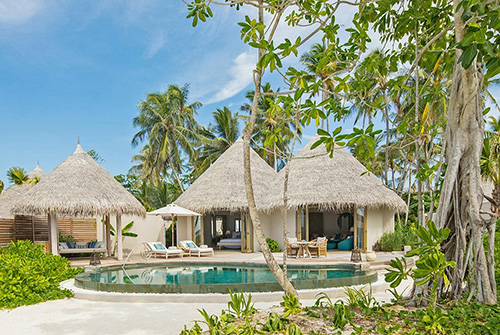 Exterior de una Beach House with Private Pool frente a la playa en The Nautilus Maldives
