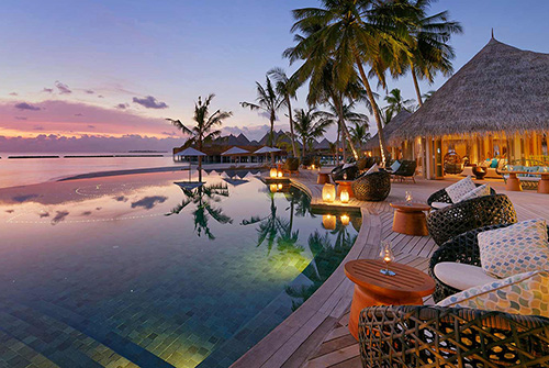 Naiboli, pool lounge bar junto a la piscina principal en The Nautilus Maldives