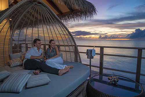 The Beach Club, bar junto a la piscina infinity en The Residence Maldives at Dhigurah