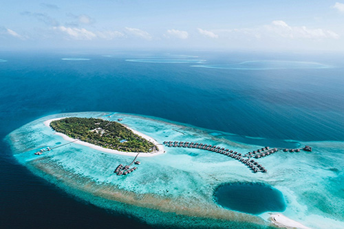 Vista aérea de Vakkaru Maldives en el atolón Baa