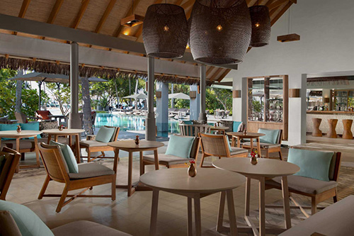 Cabana, pool bar y lounge junto a la piscina principal de Vakkaru Maldives