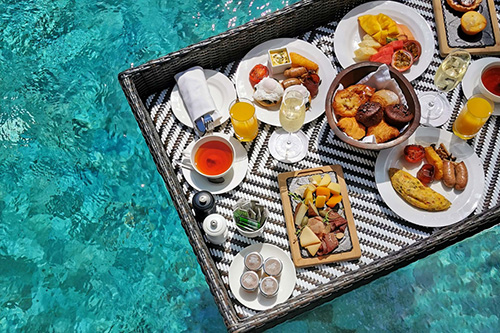 Desayuno flotante en Vakkaru Maldives
