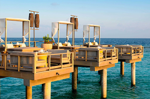 Lagoon Bar, bar sobre el agua con vistas al atardecer en Vakkaru Maldives