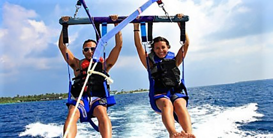 Parasailing en el Paradise Island Resort & Spa