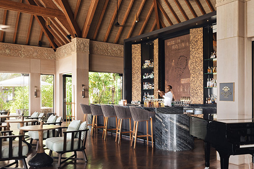 Peacock Alley, lounge bar con vistas al océano en Waldorf Astoria Maldives Ithaafushi