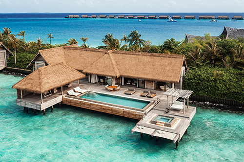 Terraza de una Reef Villa with Pool con vistas a la laguna