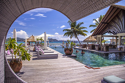 Piscina y bar en Le Domaine L'Orangerie